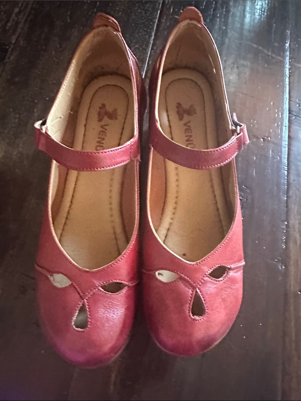 VENUS Women’s Red Mary Jane Dress Shoes with Cutout Detail